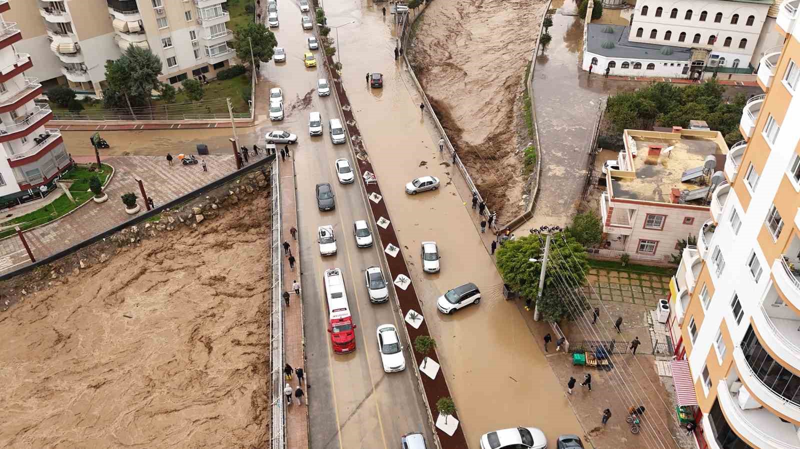 Mersin’de ekipler sel mesaisinde