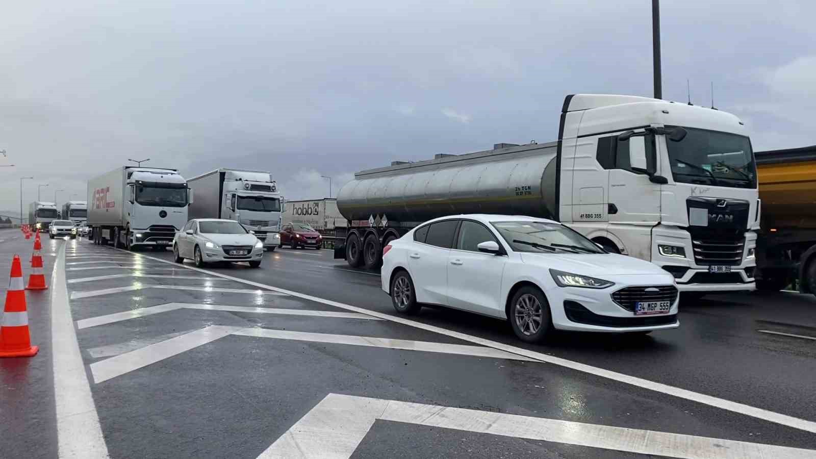 Sağanak beraberinde kazayı getirdi: Kuzey Marmara Otoyolu&rsquo;nda tır makasladı
