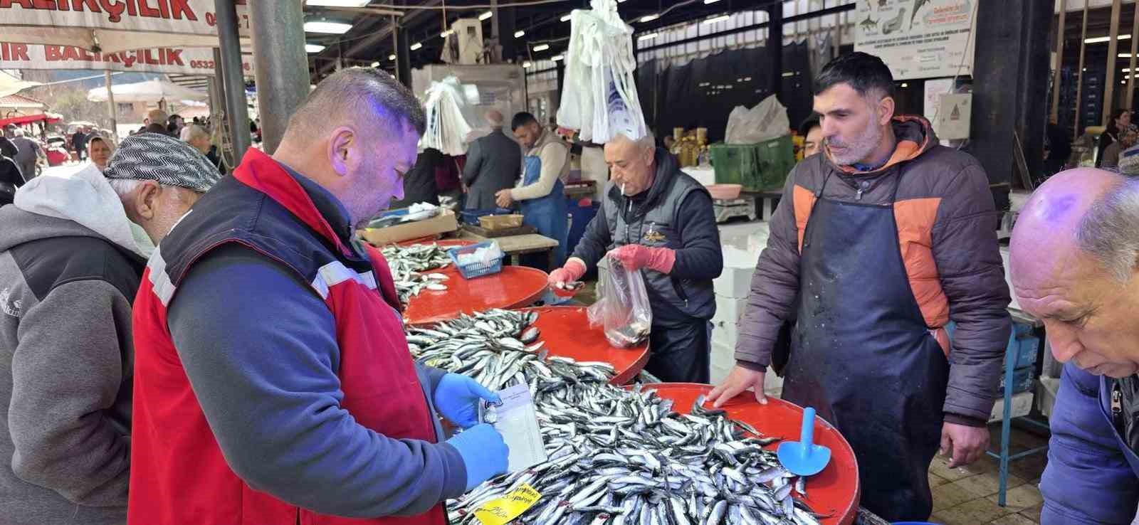 Sarıgöl’de balık tezgahlarına sıkı denetim