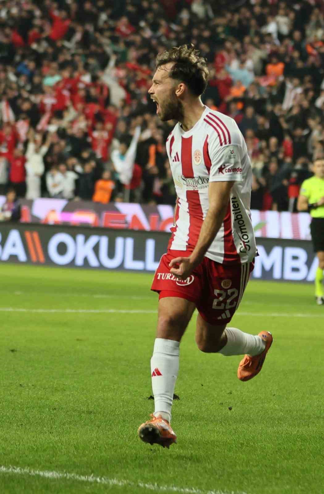 Trendyol S&uuml;per Lig: Antalyaspor: 1 - Trabzonspor: 0 (İlk yarı)
