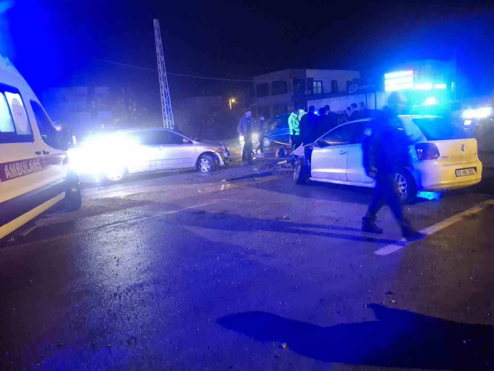 Osmaniye’de iki otomobil çarpıştı: 2 yaralı