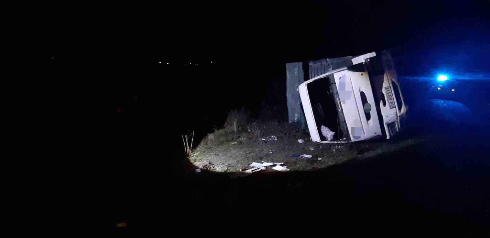 Mudurnu’da kamyon şarampole devrildi: 1 yaralı