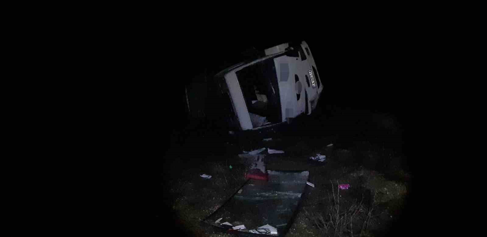 Mudurnu&rsquo;da kamyon şarampole devrildi: 1 yaralı
