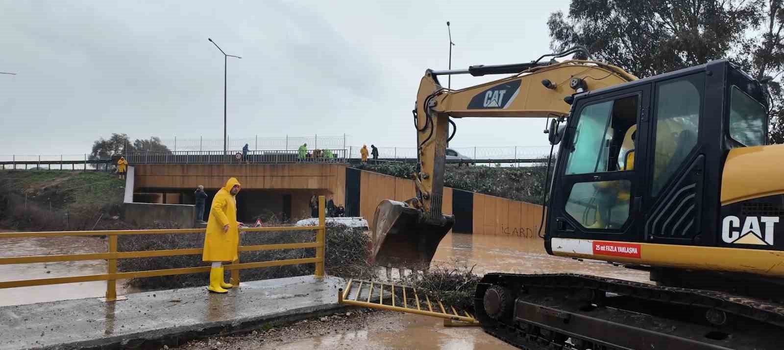 Sel suları yükselince minibüsün üzerinde mahsur kalan vatandaşları belediye ekipleri kurtardı