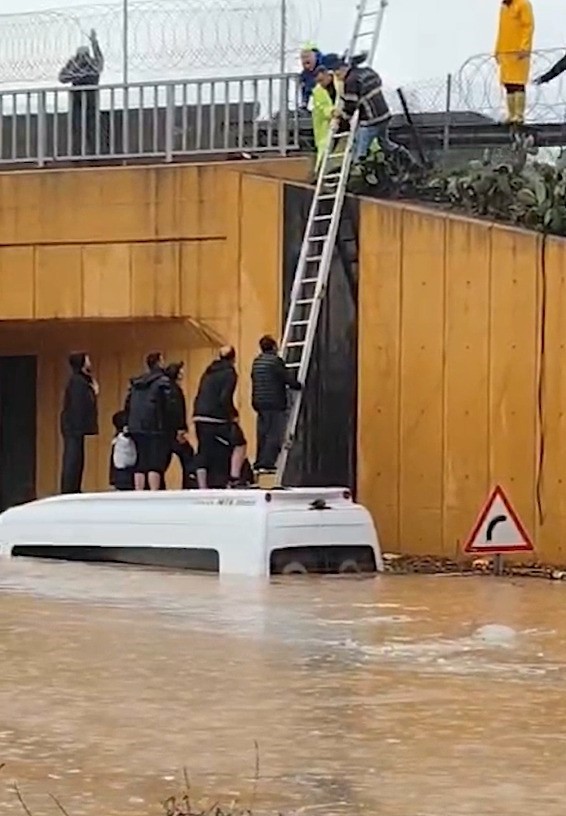 Sel suları y&uuml;kselince minib&uuml;s&uuml;n &uuml;zerinde mahsur kalan vatandaşları belediye ekipleri kurtardı
