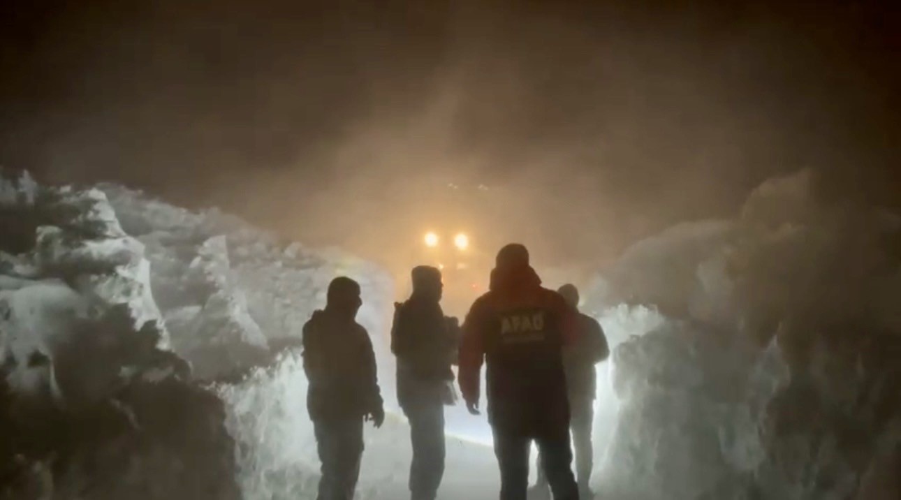 Ağrı’da tipide mahsur kalan vatandaşlar için ekipler seferber oldu
