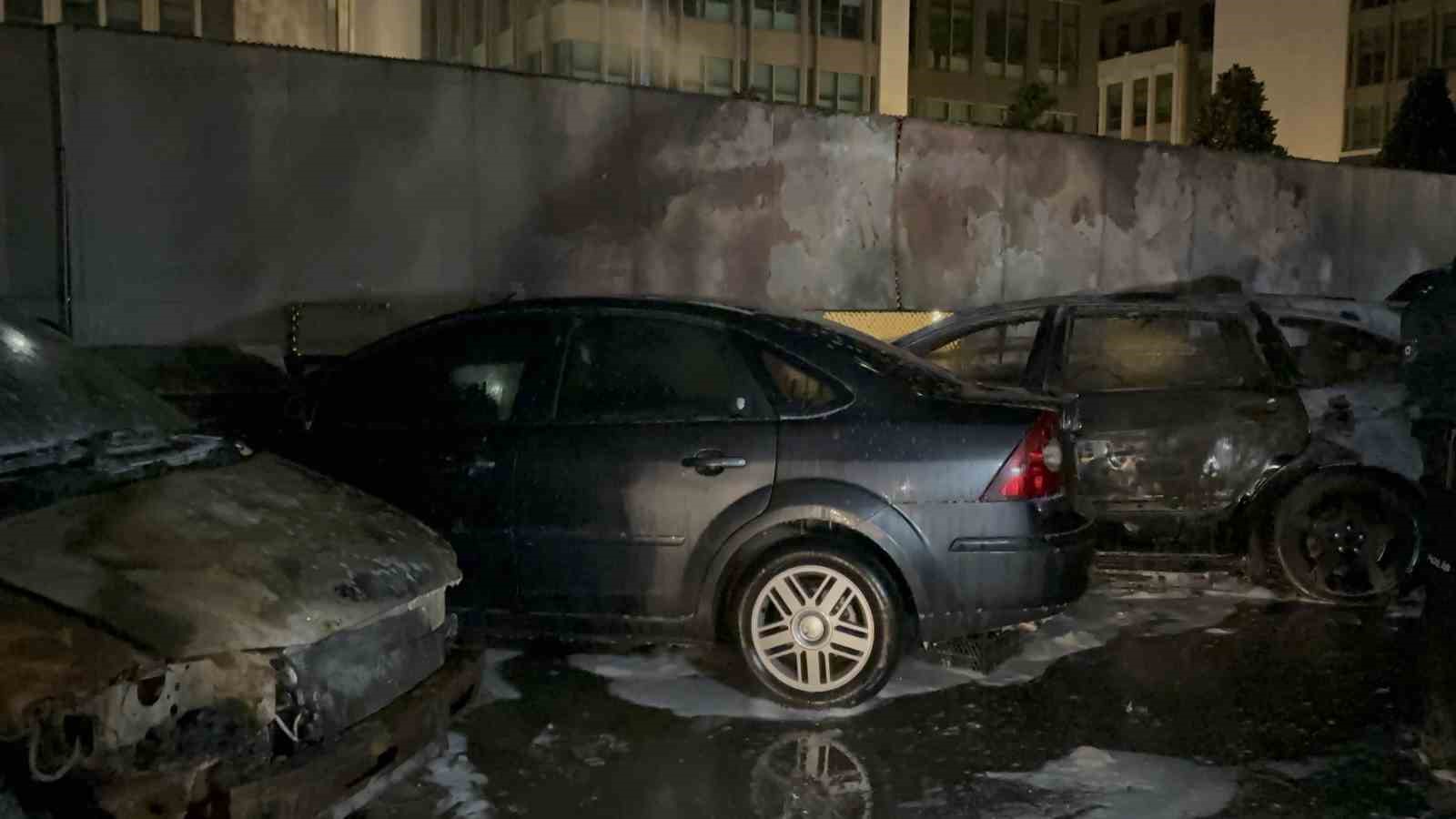 Sarıyer&rsquo;de park halindeki 5 ara&ccedil; ş&uuml;pheli bir şekilde alevlere teslim oldu
