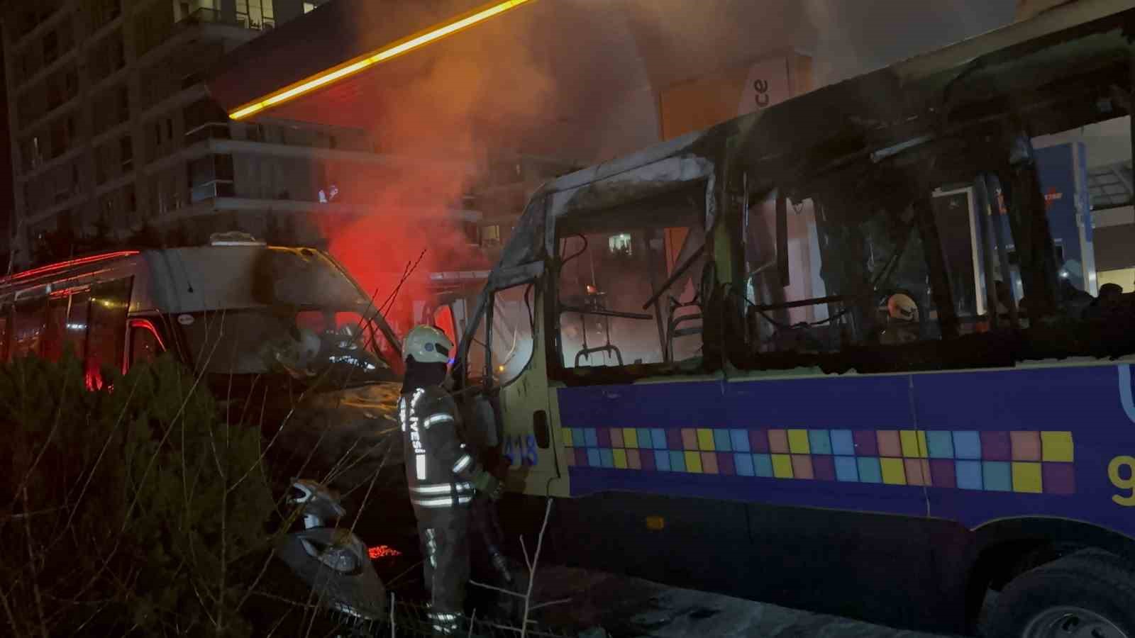 Kağıthane’de benzin istasyonunda 2 minibüs alev aldı