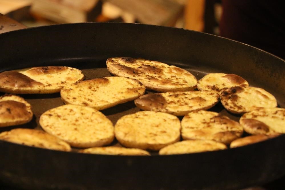 Erzincan&rsquo;da soğuk kış gecelerinin sıcak lezzeti kaşarlı patates
