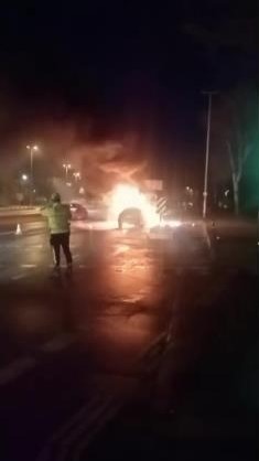 Maltepe&rsquo;de seyir halindeki otomobil alev alev yandı
