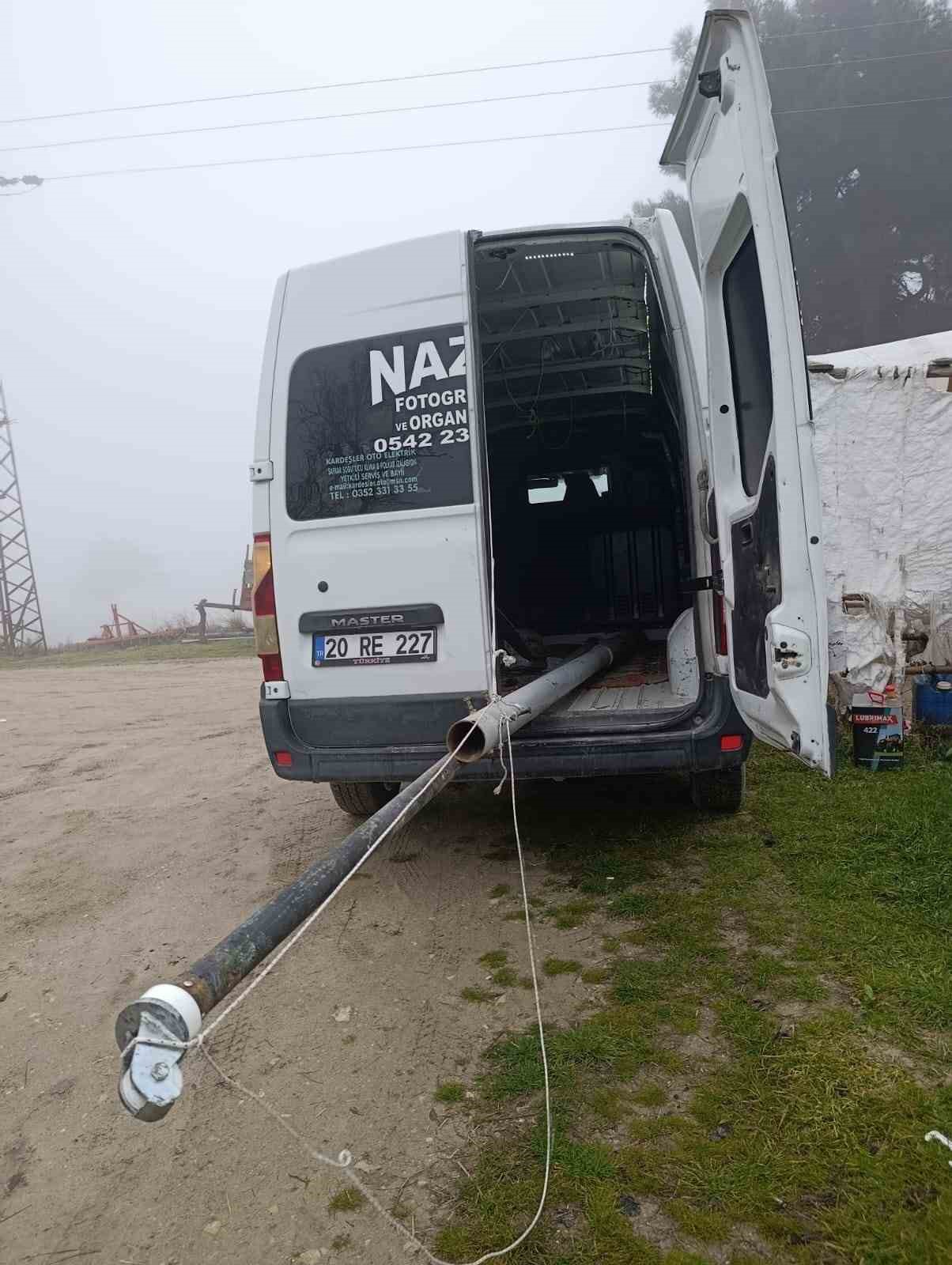 Bayrak direğinin ipini çaldılar