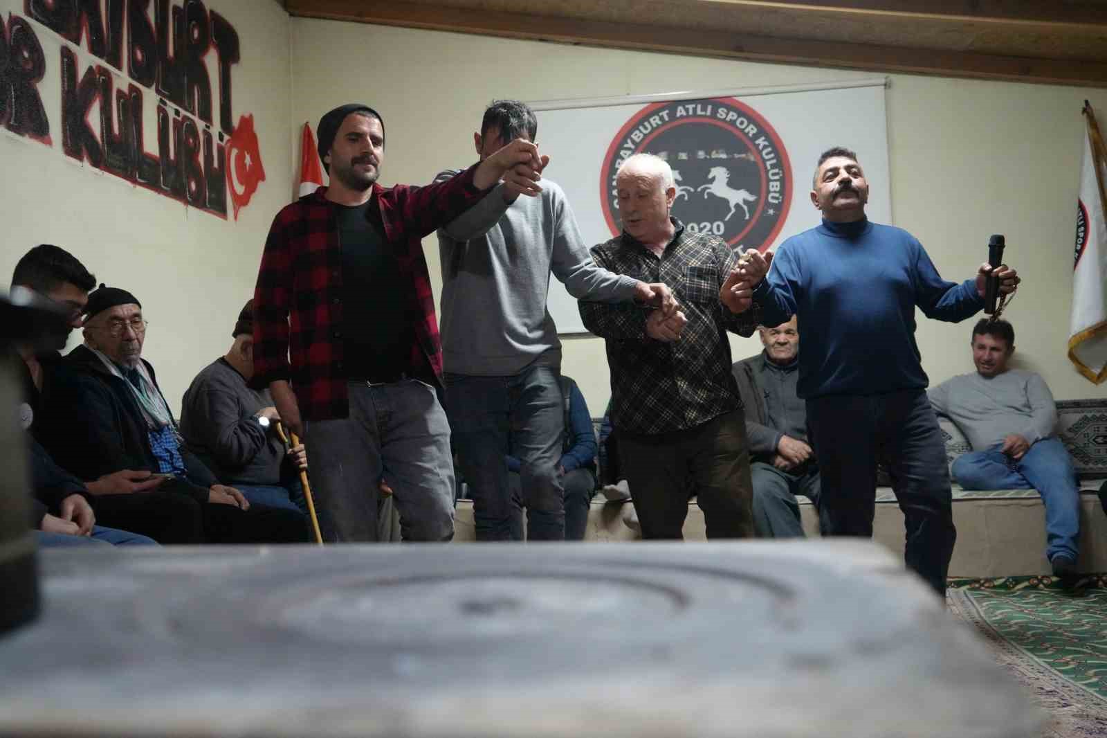 Bayburt&rsquo;un y&ouml;resel lezzeti tel helvası gen&ccedil;leri ve yaşlıları aynı sofrada buluşturdu
