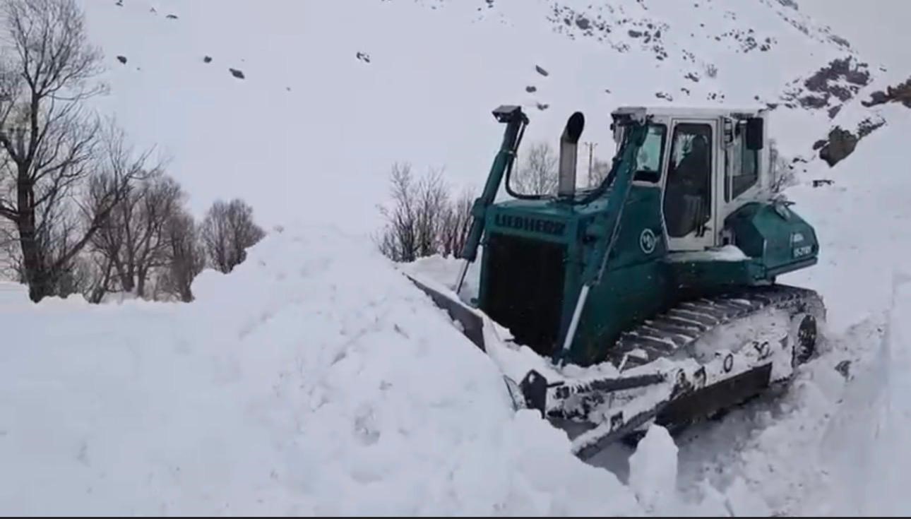 Şırnak’ta kar kalınlığı 2 metreyi aştı, ekipler vardiyalı sistemle çalışıyor