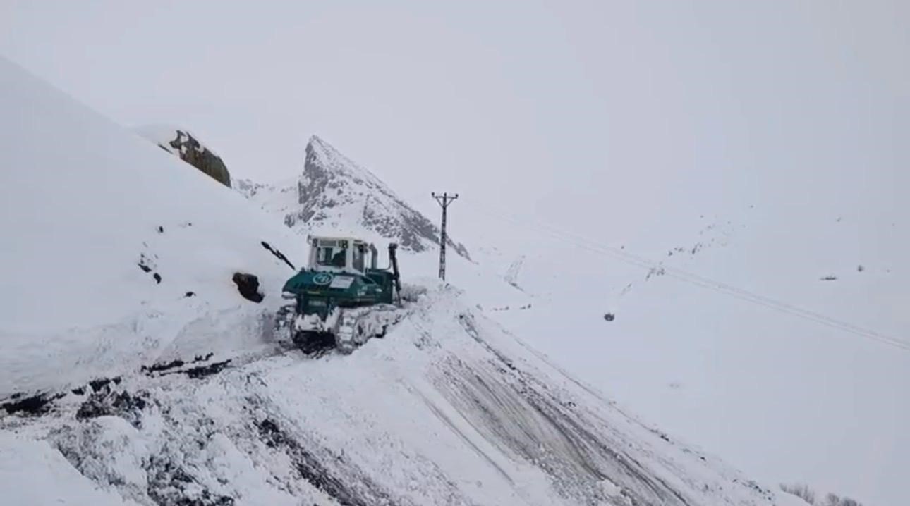 Şırnak&rsquo;ta kar kalınlığı 2 metreyi aştı, ekipler vardiyalı sistemle &ccedil;alışıyor
