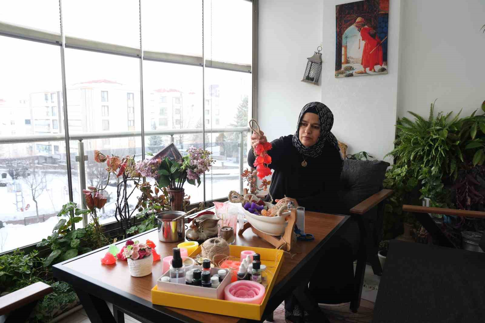 Ev hanımının azmi: 20 belge aldı ve 300 &ouml;ğrenciye usta oldu
