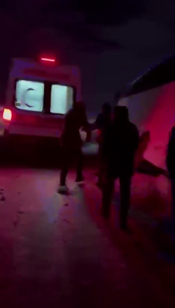 Kangal Termik Santrali işçilerini taşıyan servis  kaza yaptı: 6 işçi yaralandı