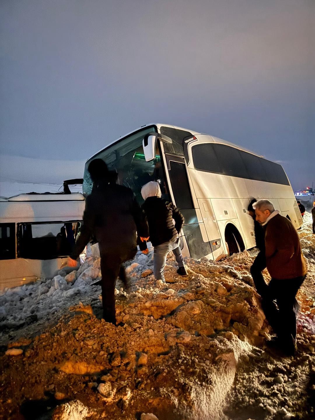 Kangal Termik Santrali iş&ccedil;ilerini taşıyan servis  kaza yaptı: 6 iş&ccedil;i yaralandı

