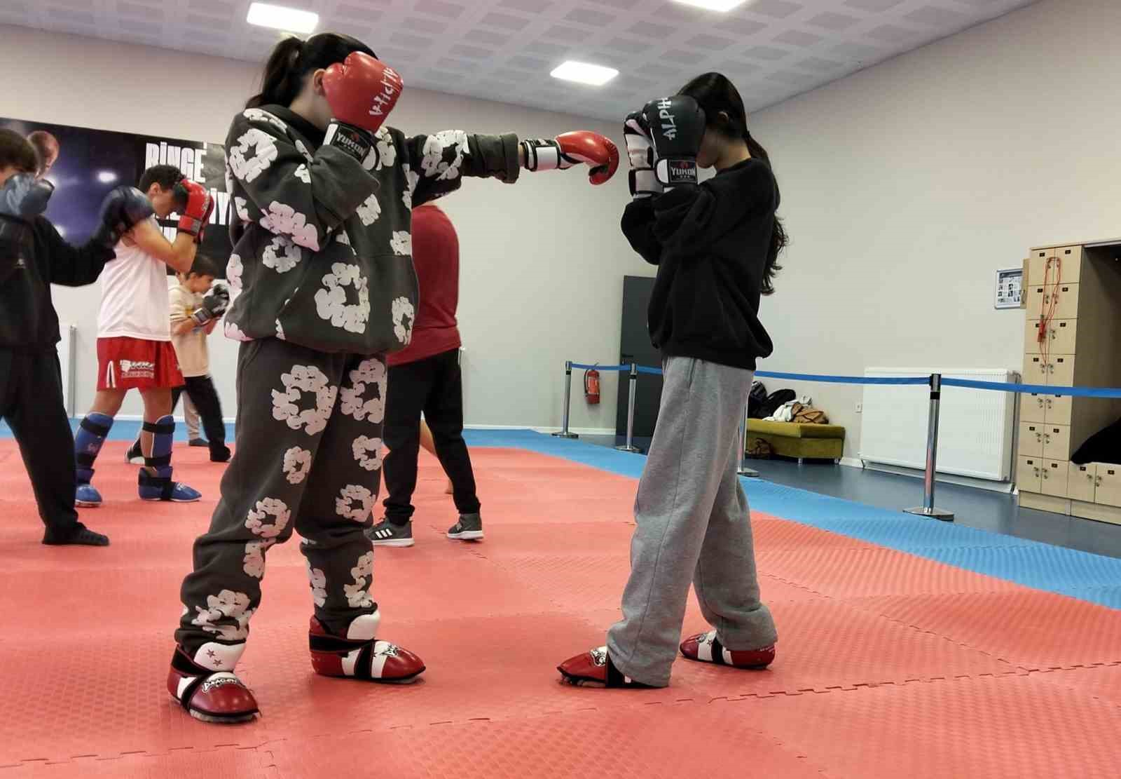 Genç sporcular Kick Boks ile zamanlarını sporla değerlendiriyor