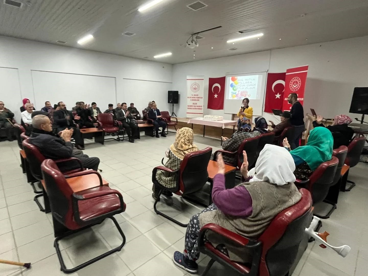 Bilecik&rsquo;te huzurevinde doğum g&uuml;n&uuml; sevinci
