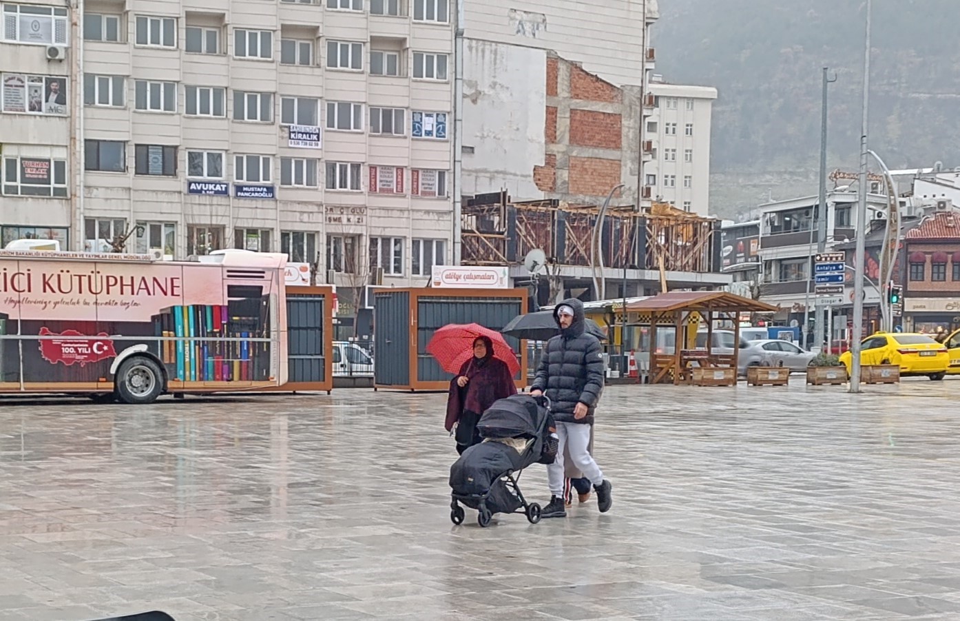 Afyonkarahisar yeni güne yağışlı hava ile başladı