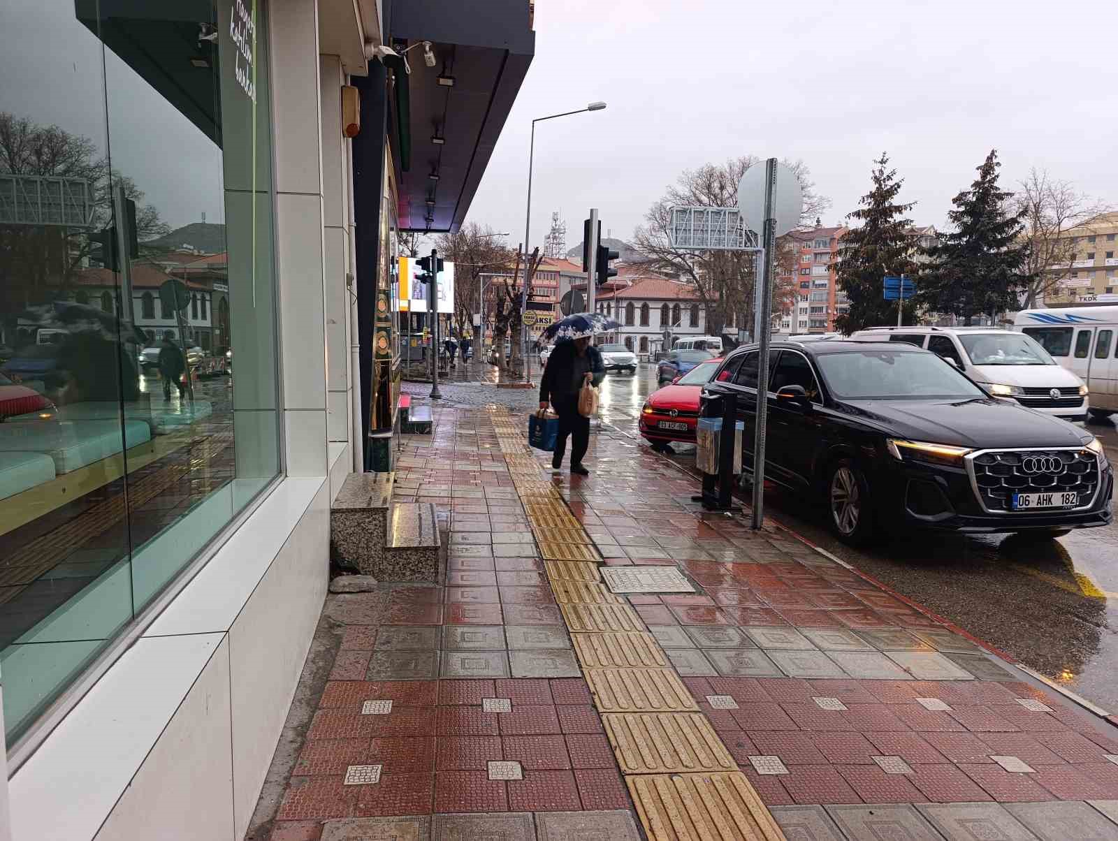 Afyonkarahisar yeni g&uuml;ne yağışlı hava ile başladı
