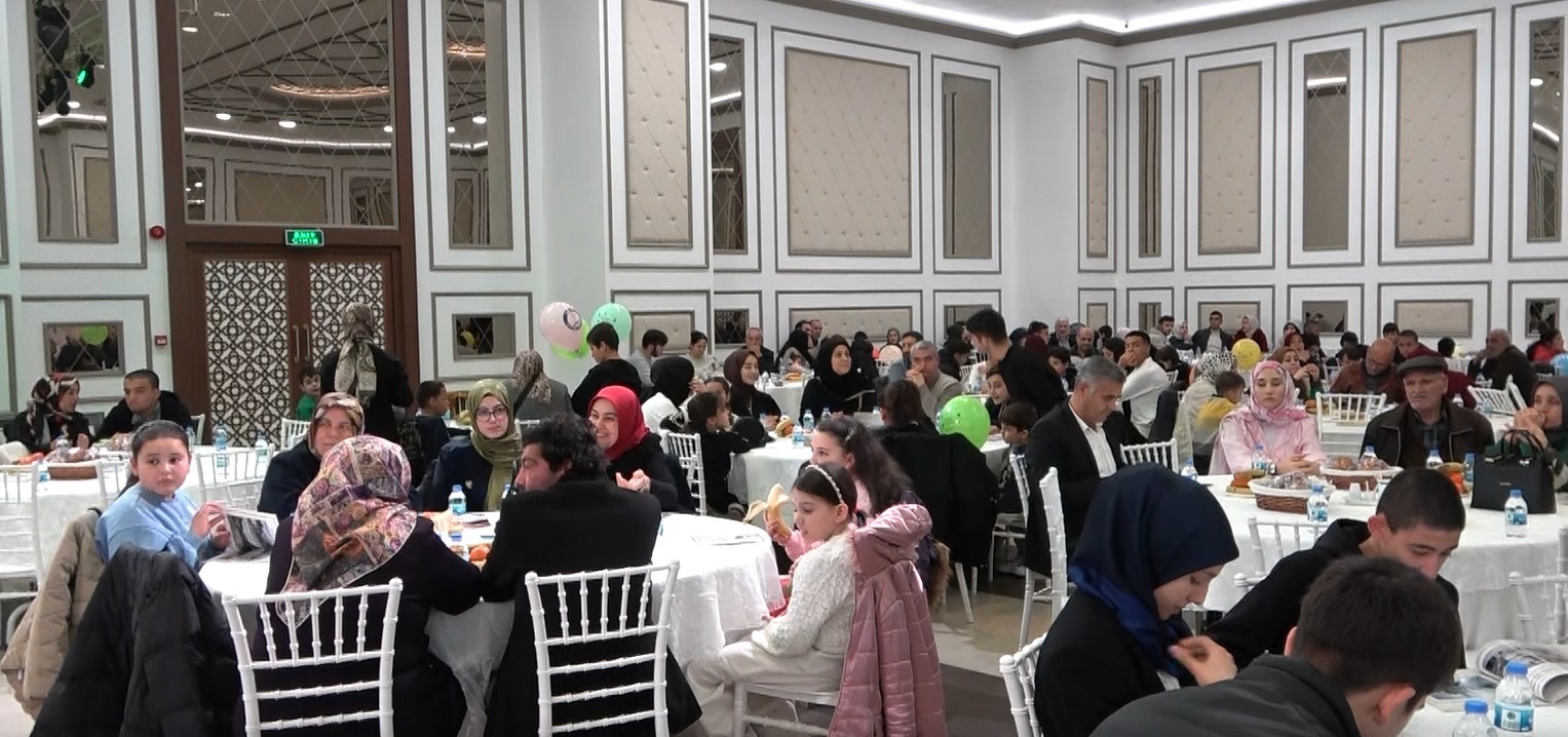 Kutsal topraklardan dönen 175 öğrenci için yemek programı düzenlendi