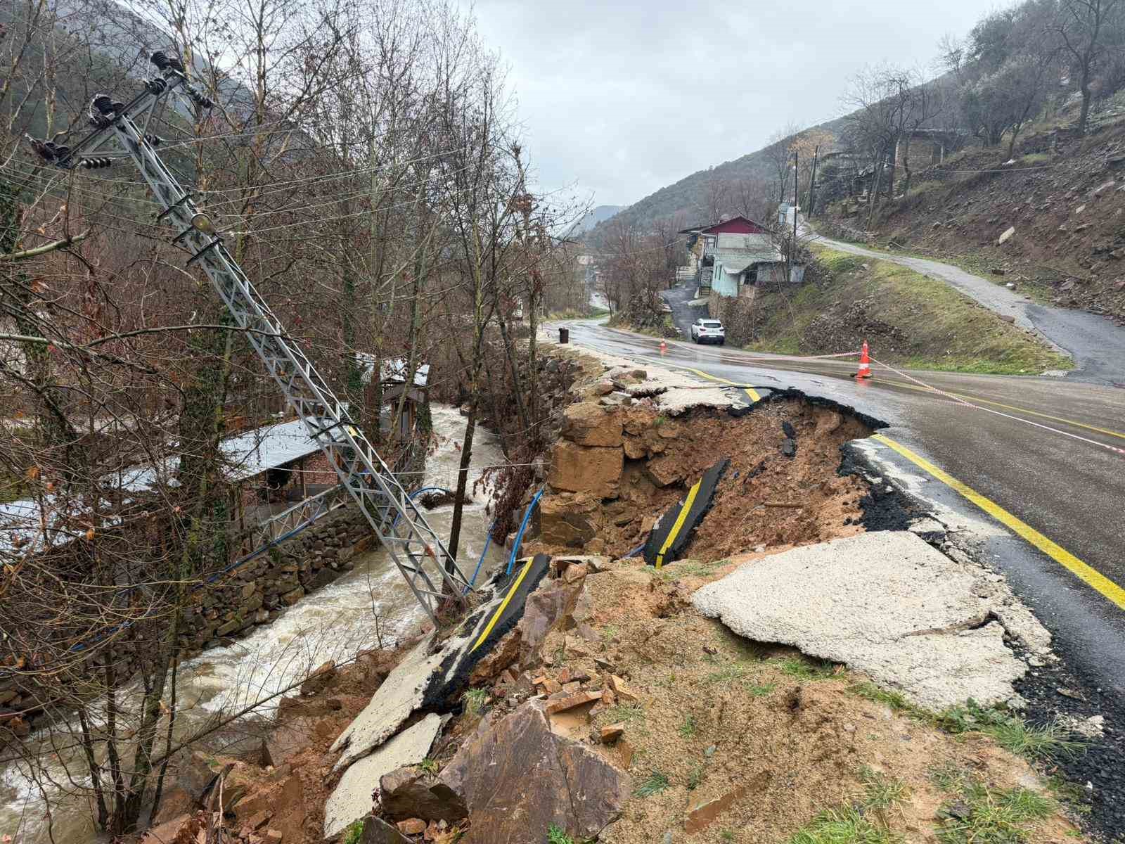 Osmaniye’de şiddetli yağışla birlikte yolda göçük yaşandı