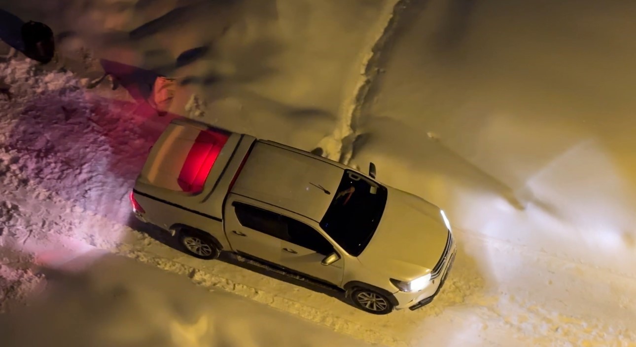 Y&uuml;ksekova&rsquo;da kar esareti: Kara saplanan ara&ccedil;lar imece usul&uuml; kurtarıldı
