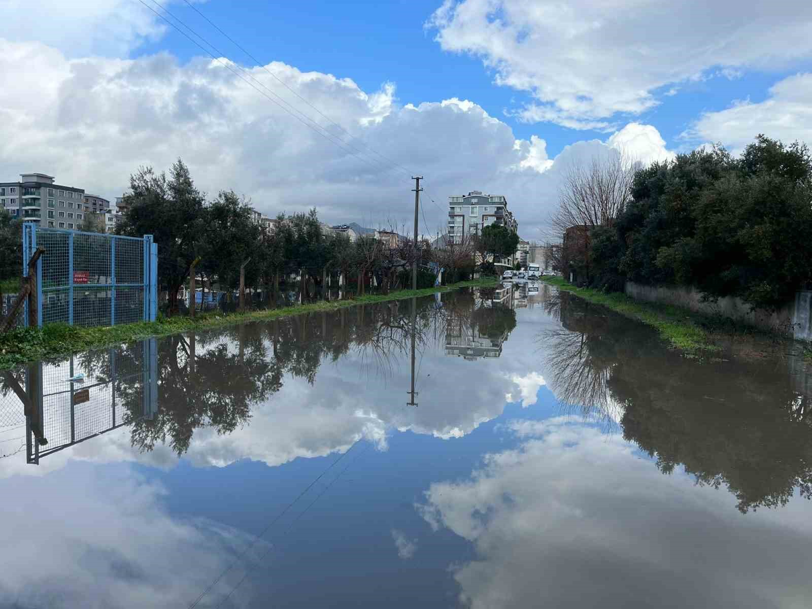 İncirliova’da sağanak yağış hayatı olumsuz etkiledi