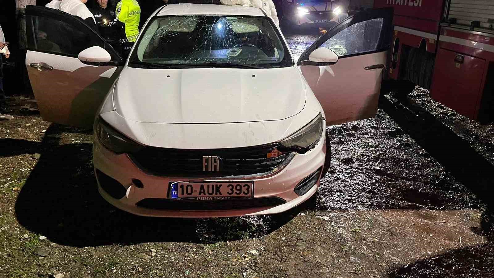 G&ouml;nen&rsquo;de park halindeki ara&ccedil;ta patlama: 2 yaralı
