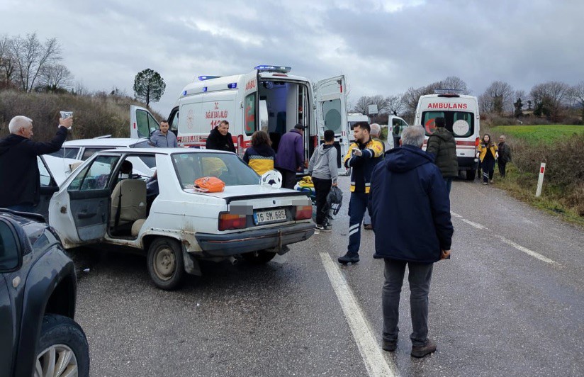 Gönen’de iki otomobil çarpıştı: 6 yaralı