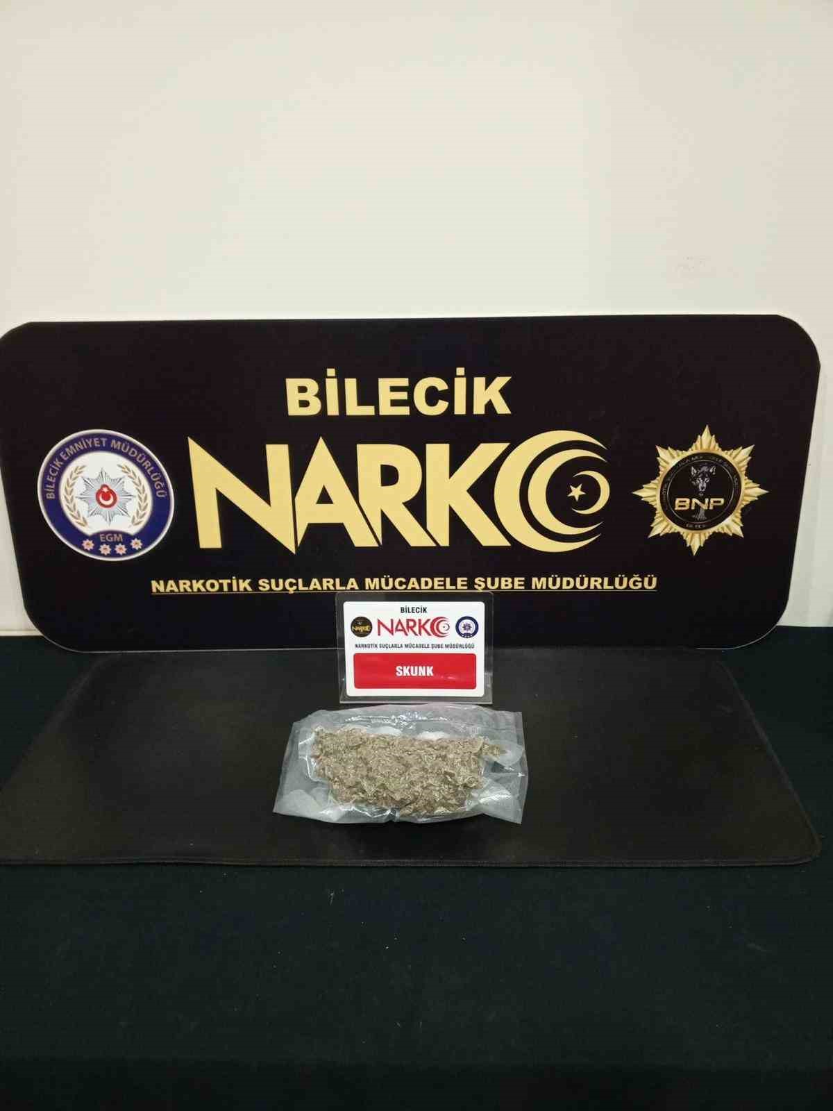 220 gram uyuşturucu maddeyi çadırın içine saklamışlar
