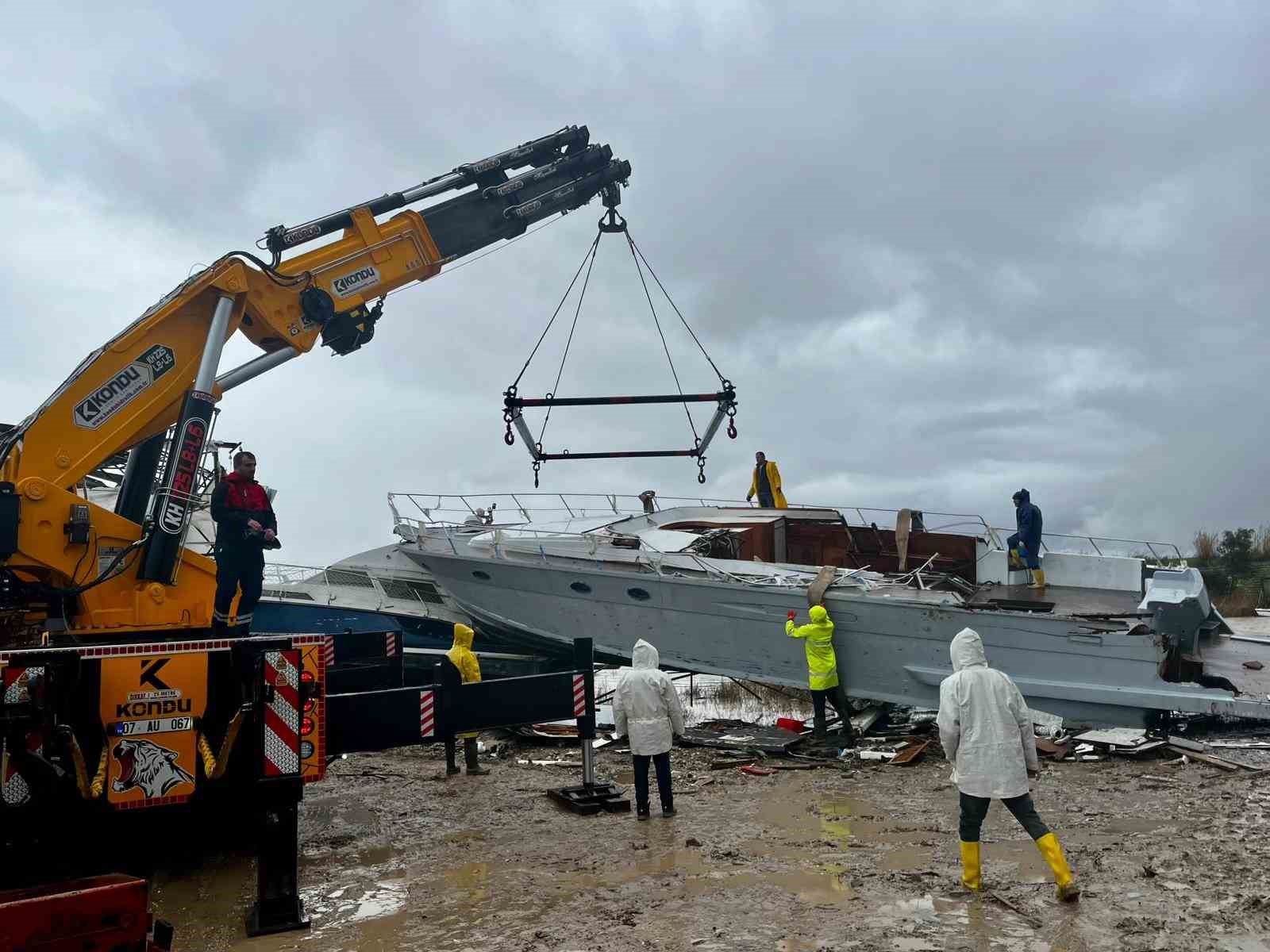 Antalya’da hortumun vurduğu tekneler vinçlerle kurtarılıyor