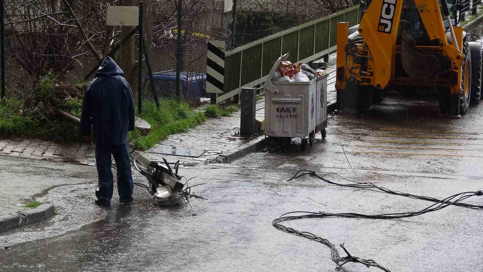 Kartal&rsquo;da hafriyat kamyonu elektrik tellerine takıldı: Olay ucuz atlatıldı
