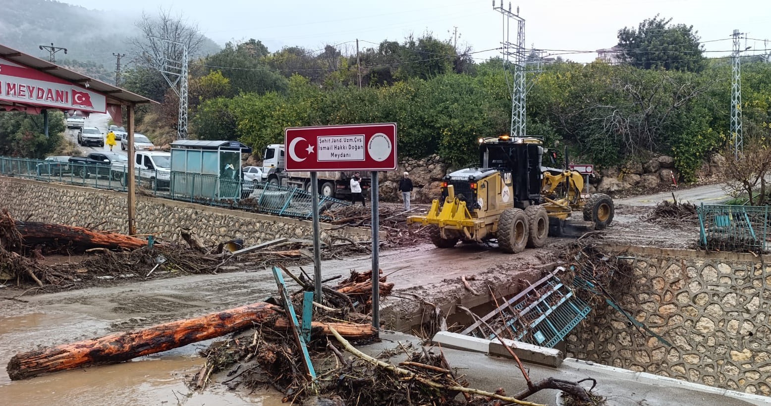 Mersin’de selin izleri silinmeye çalışılıyor