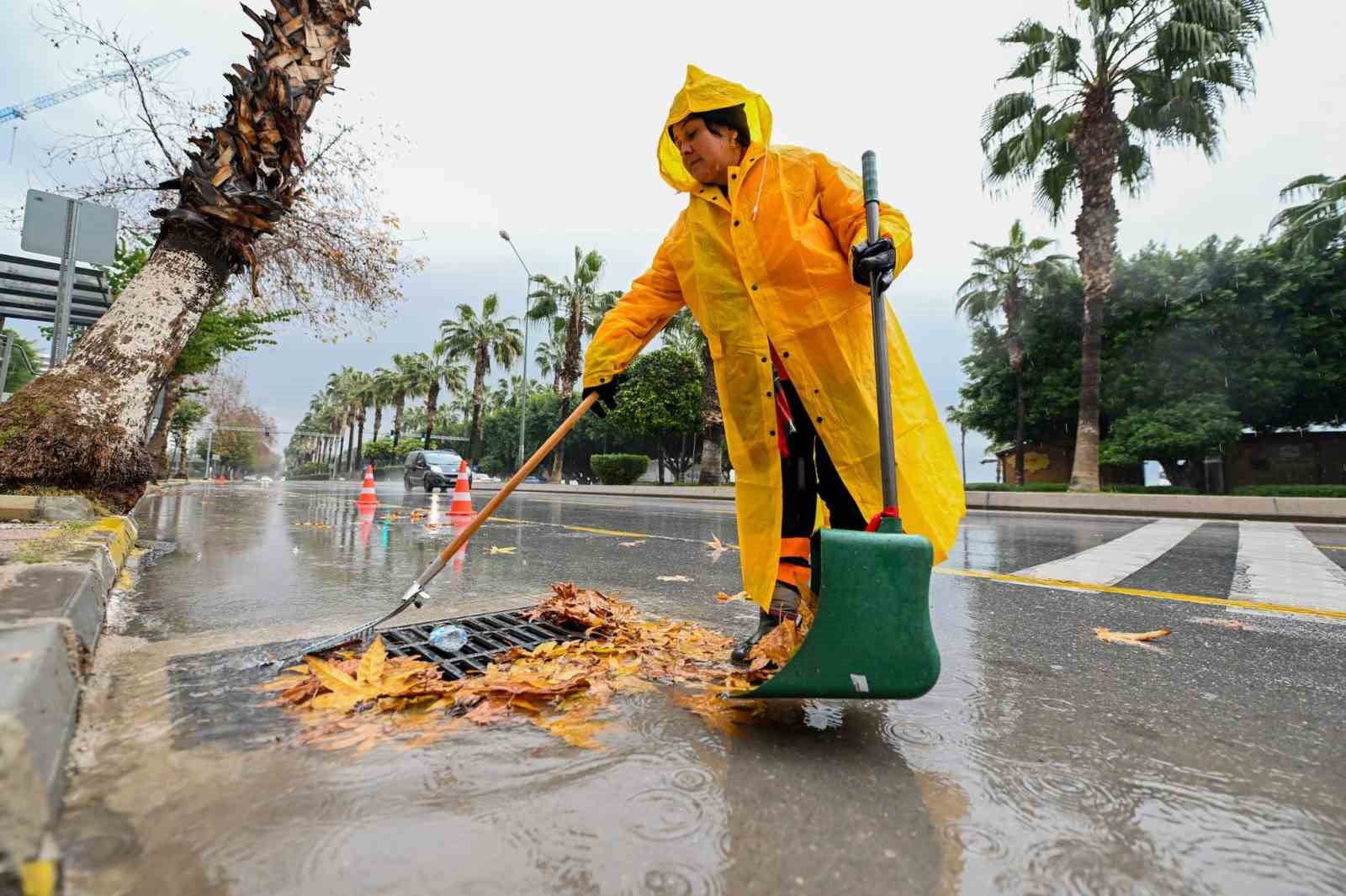 Mersin&rsquo;de selin izleri silinmeye &ccedil;alışılıyor

