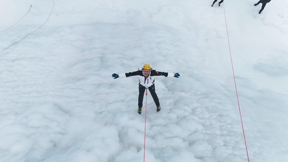 Vali &Ccedil;ift&ccedil;i, yapay buz duvarına tırmandı
