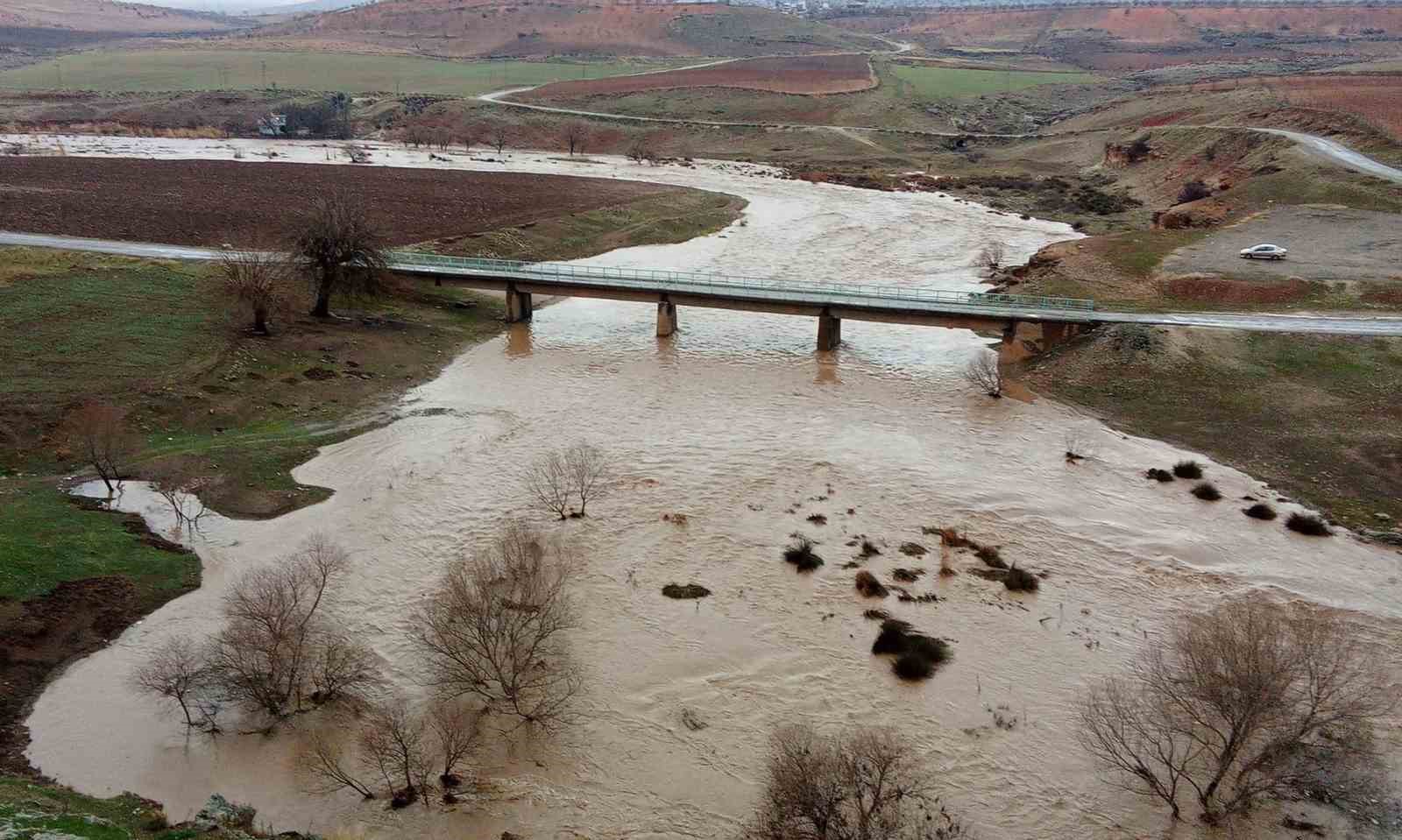Araban&rsquo;daki yağışlar, Karasu ve Sıtma pınar &ccedil;ayının su seviyesini y&uuml;kseltti
