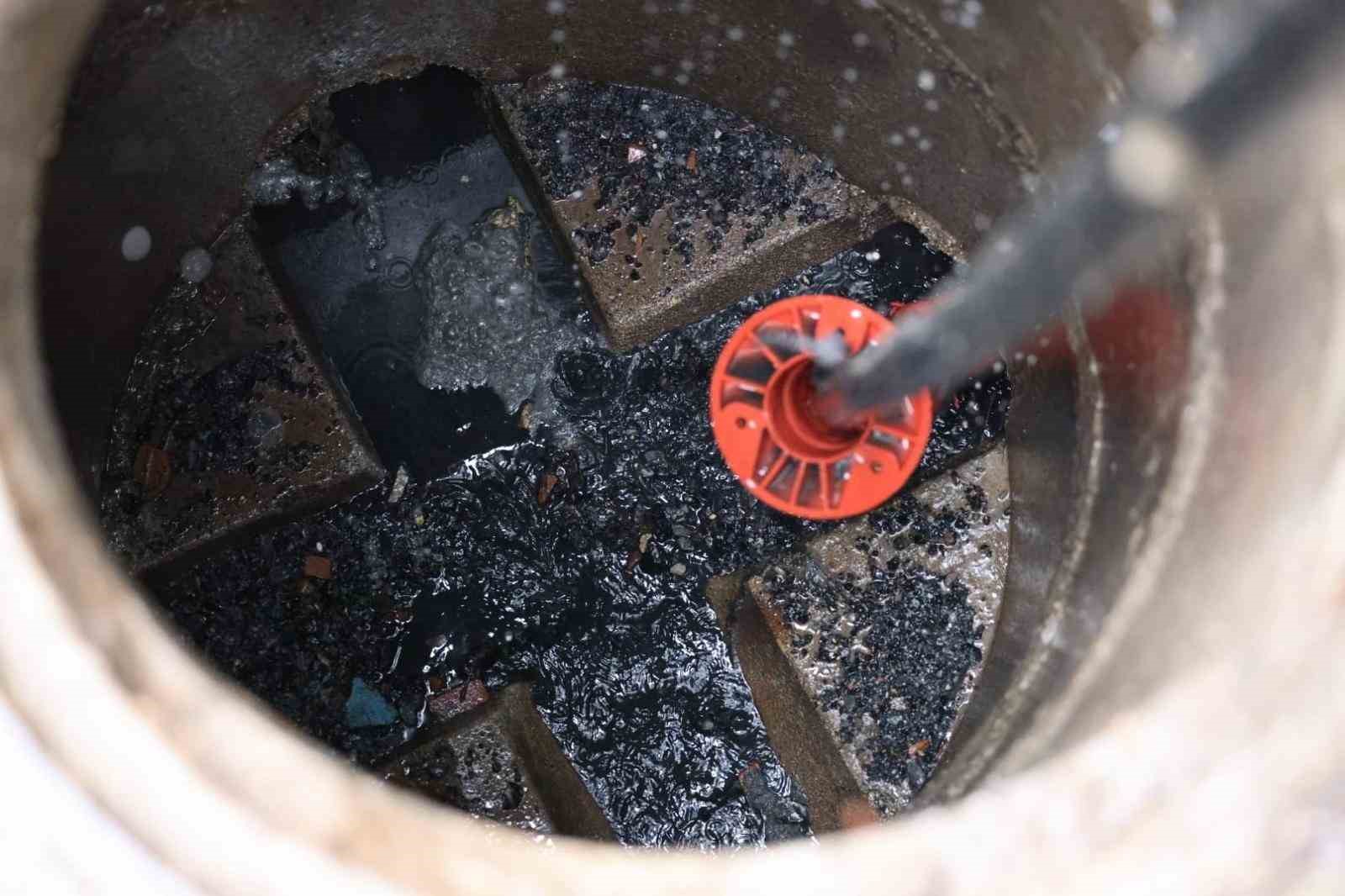 İzmir’de kuvvetli yağış alarmı: Bin 310 personel, 342 araç ve 200 pompa ile sahada
