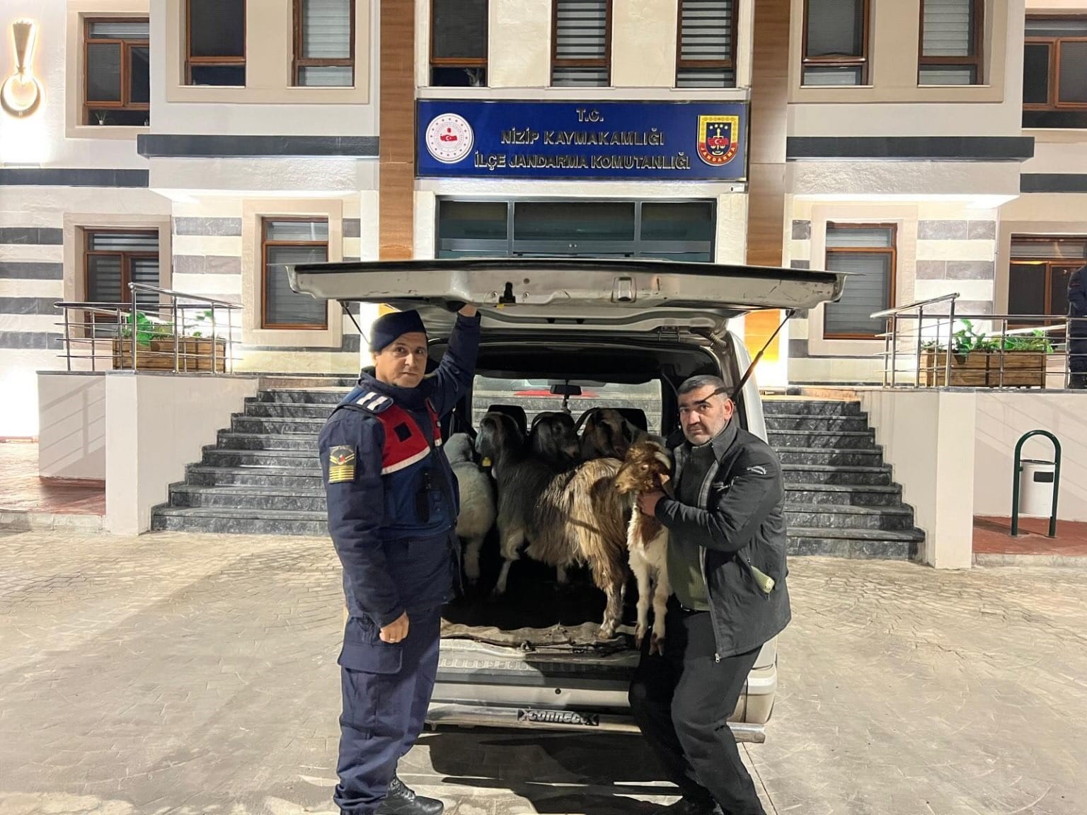 Sahte para ile hayvan alarak besiciyi dolandıran şahıslar yakalandı