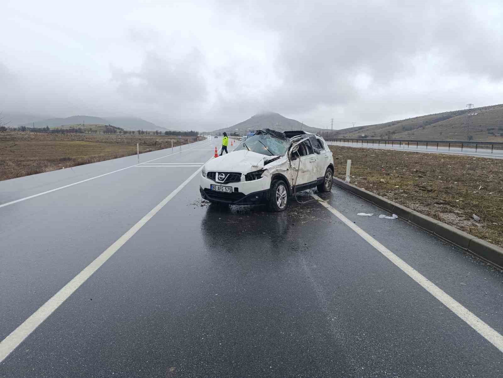 Takla atan otomobilde 3 kişi yaralandı