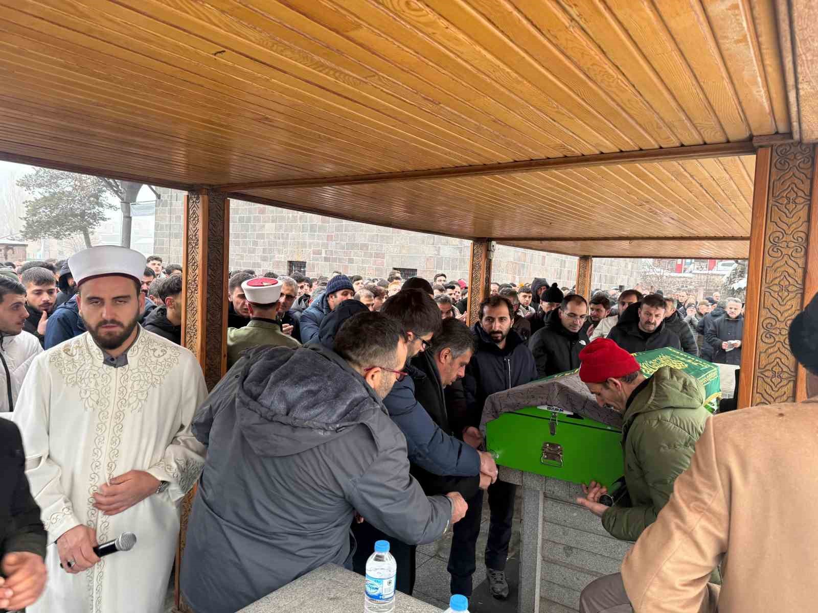 Cam silerken 3. kattan düşen öğretmen son yolculuğuna dualarla uğurlandı