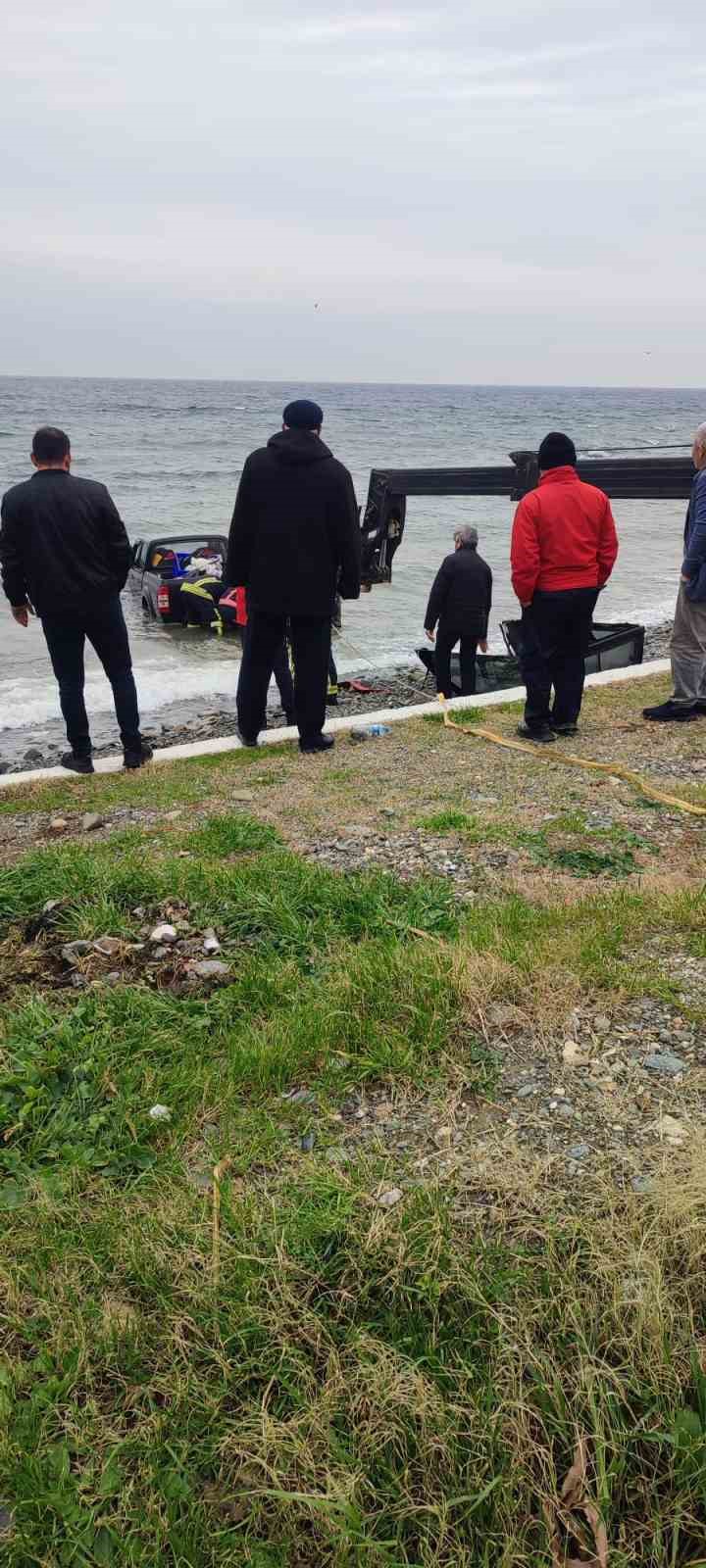 Yalova&rsquo;da kontrolden &ccedil;ıkan pikap denize u&ccedil;tu: 1 yaralı
