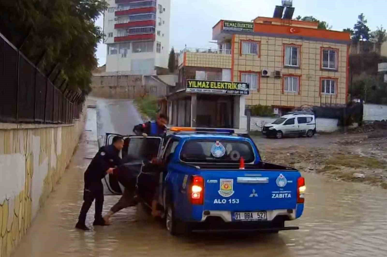 Sel riskine karşı sahada olan zabıta ekipleri vatandaşa yardım etti
