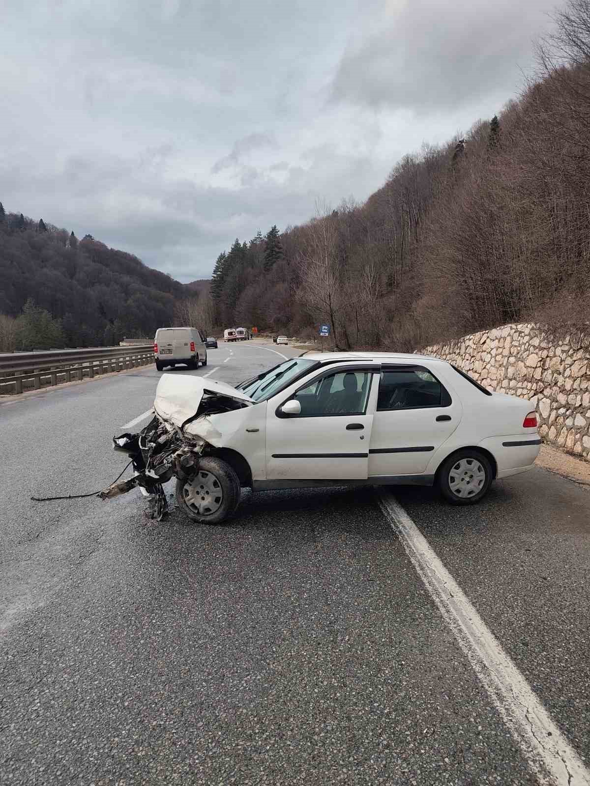 Bursa’da otomobil bariyerlere çarptı: 3 yaralı