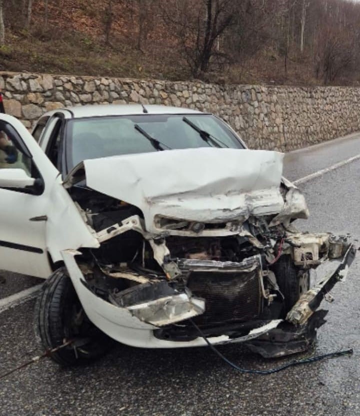 Bursa’da otomobil bariyerlere çarptı: 3 yaralı