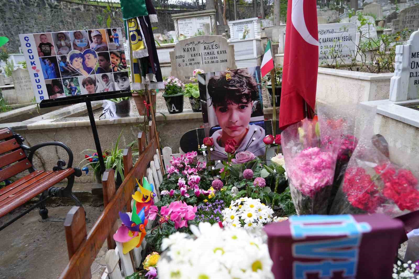 Ahmet Minguzzi &ouml;l&uuml;m yıl d&ouml;n&uuml;m&uuml;nde kabri başında anıldı
