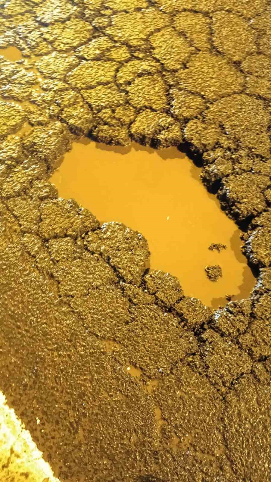 Siverek-Diyarbakır yolunda derin &ccedil;ukur onlarca ara&ccedil;ta hasar oluşturdu
