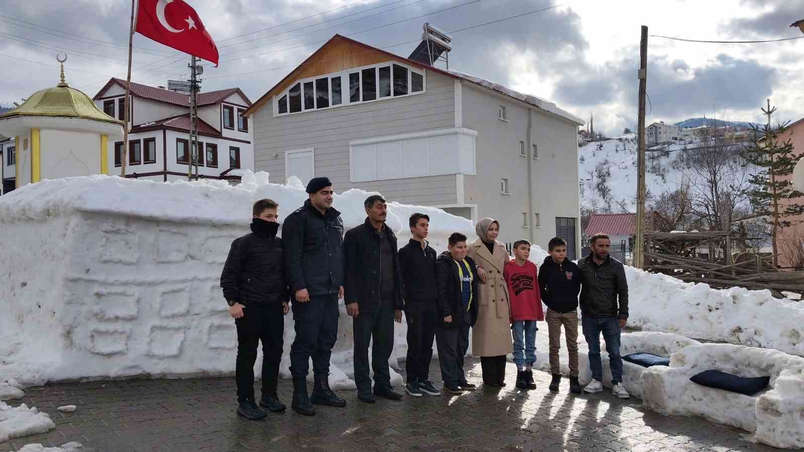 Tarihi Sivas Valiliği&rsquo;nin kardan maketi ziyaret&ccedil;ilerini ağırlıyor
