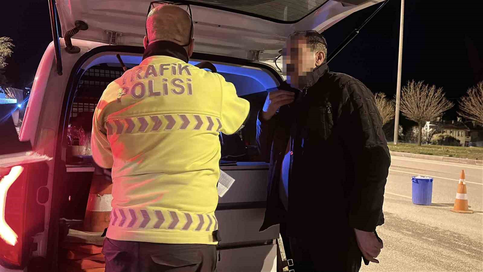 Polisin alkoll&uuml; s&uuml;r&uuml;c&uuml;yle imtihanı: "Ahmet&rsquo;cim bana senin &rsquo;şuradan git&rsquo; demen canımı sıktı"
